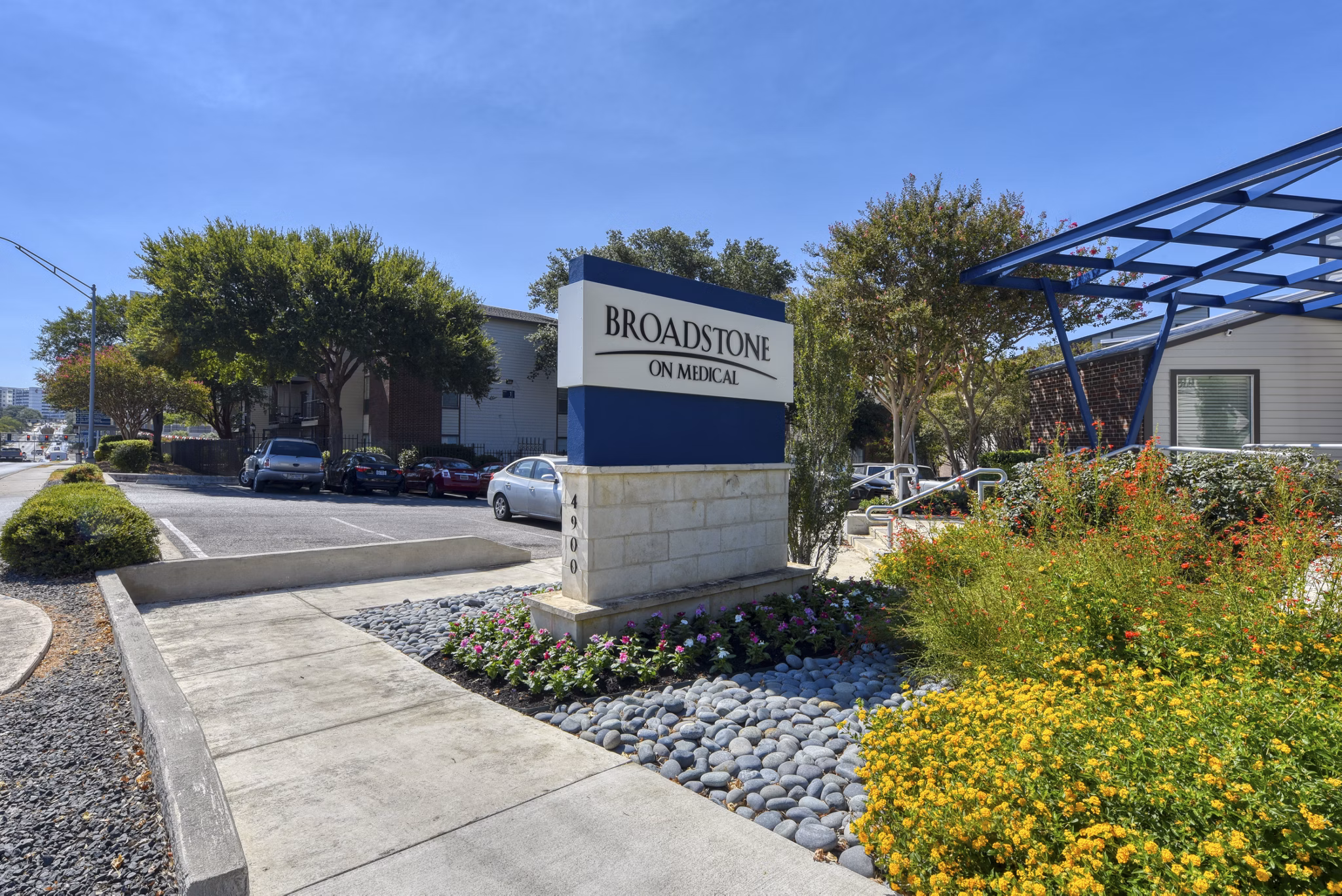 Broadstone Medical Apartments: Signage at the entrance of luxury apartments near medical center