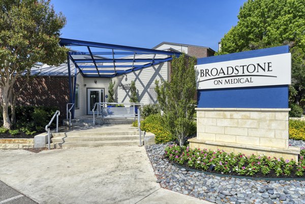 exterior at Broadstone Medical Apartments