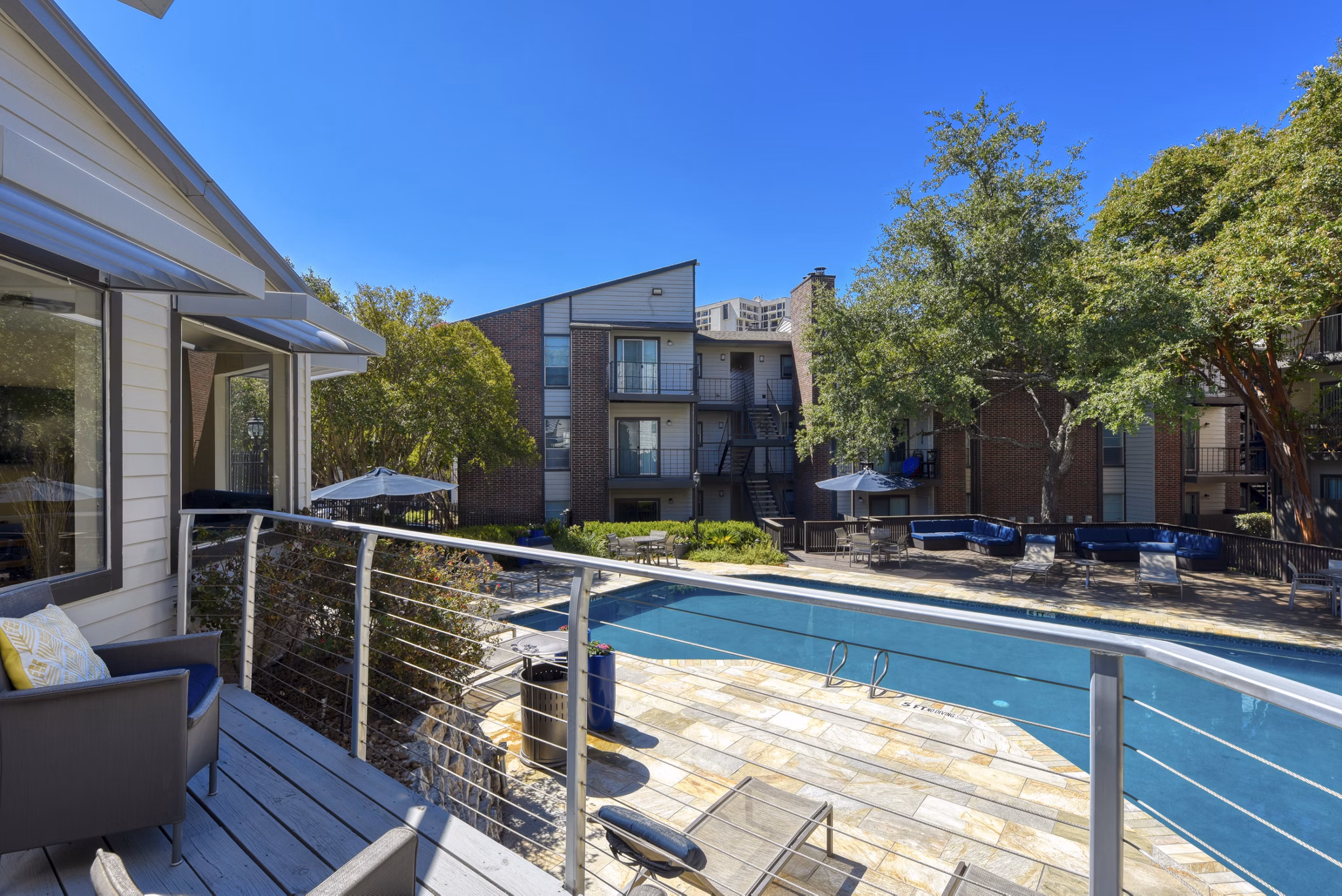 Rooftop deck featuring comfortable seating and skyline views at Broadstone Medical Apartments