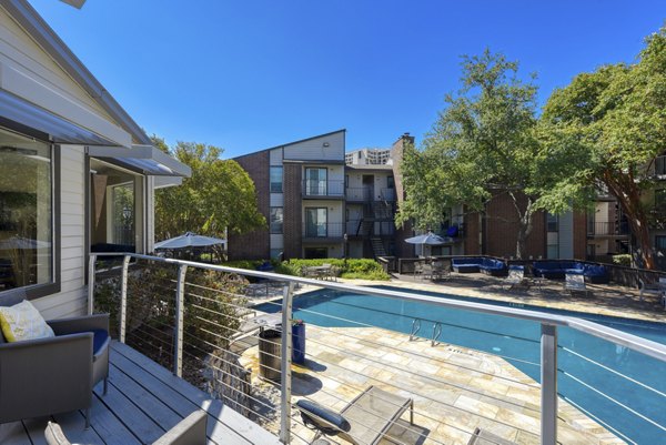 Rooftop deck featuring comfortable seating and skyline views at Broadstone Medical Apartments