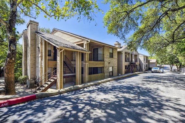 Woods of Elm Creek: Spacious low-rise apartments with wooded views in San Antonio