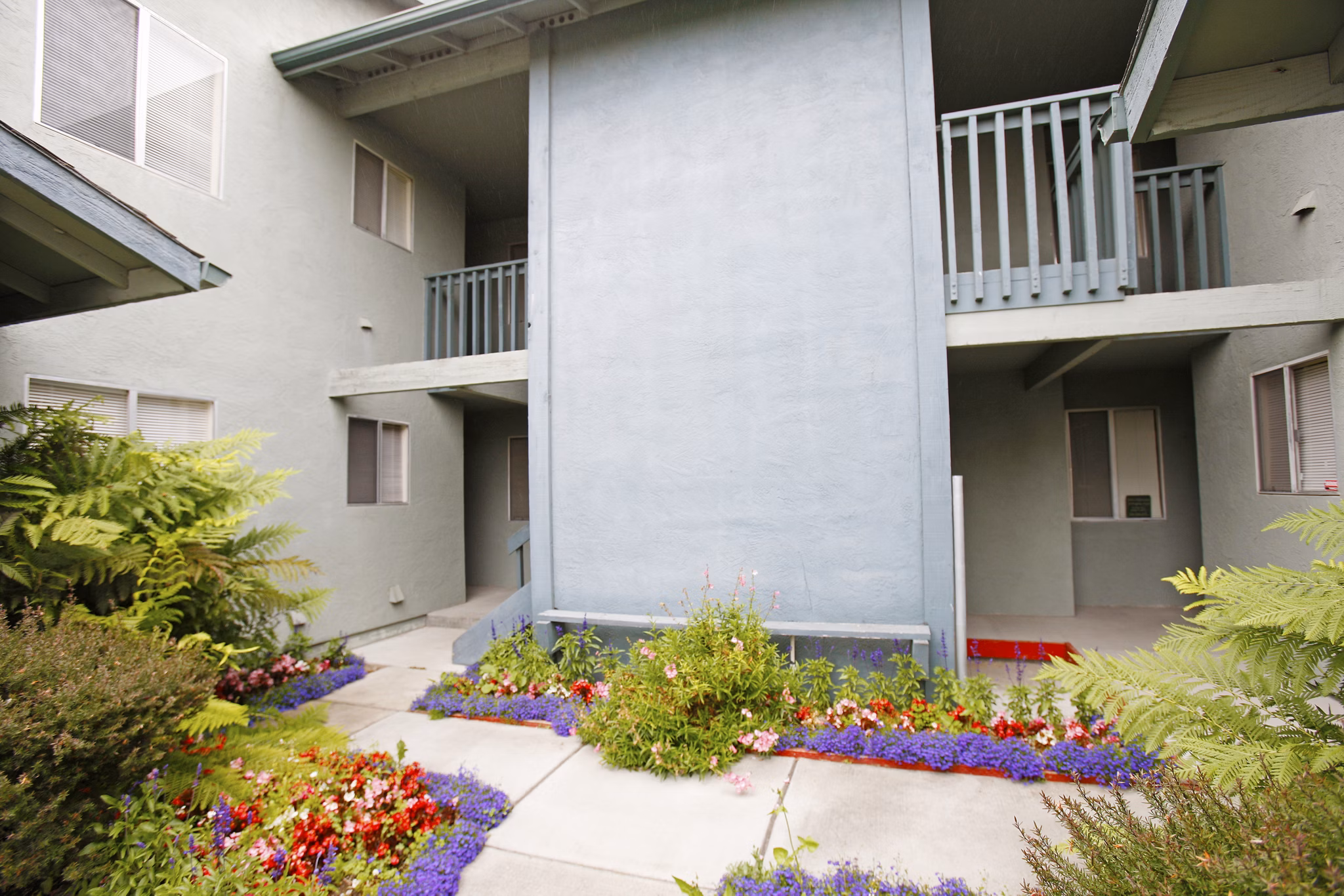 Abrams Park Apartments: Luxurious modern of high-rise apartments in vibrant cityscape
