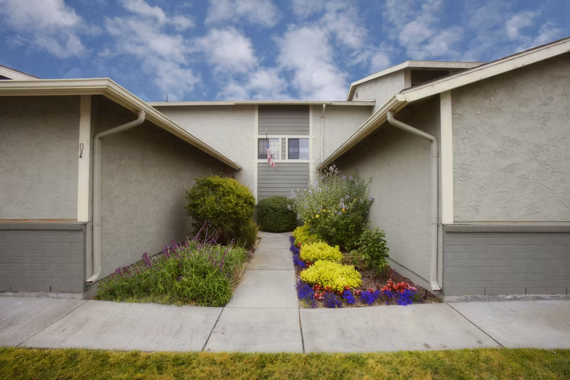 Abrams Park Apartments: Elegant garden-style apartments with lush landscaping in a peaceful neighborhood