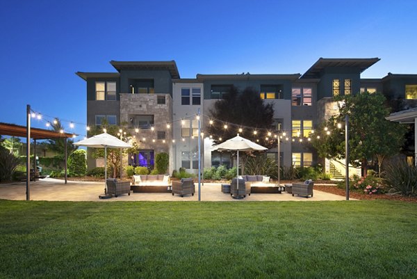 courtyard at Fiori Estates Apartments