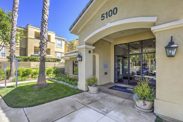 Stone Canyon Apartments: Luxury apartment with lush landscaping in San Antonio