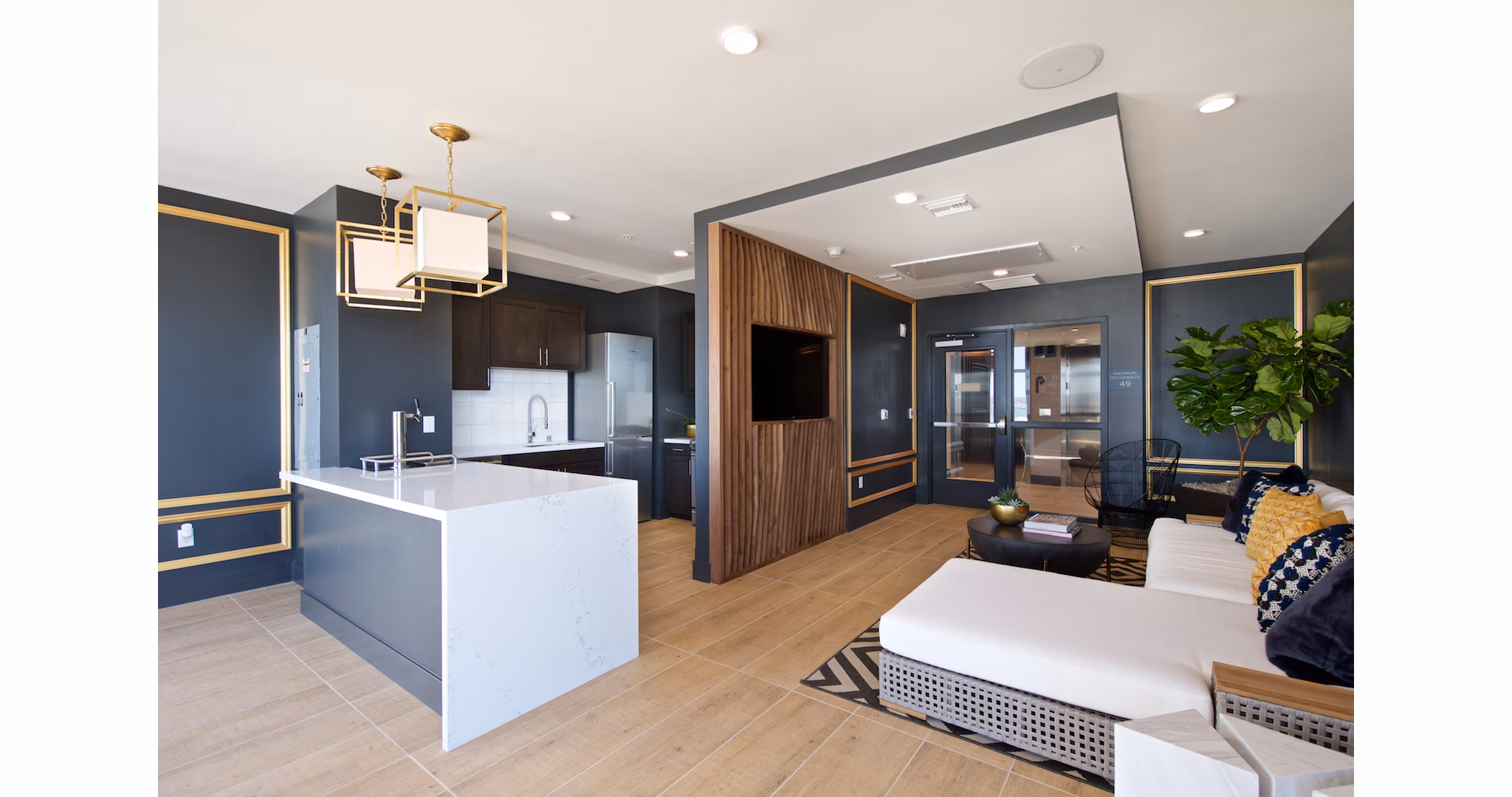 Eighteen Ten State St Apartments: Stylish clubhouse with modern furnishings and social areas