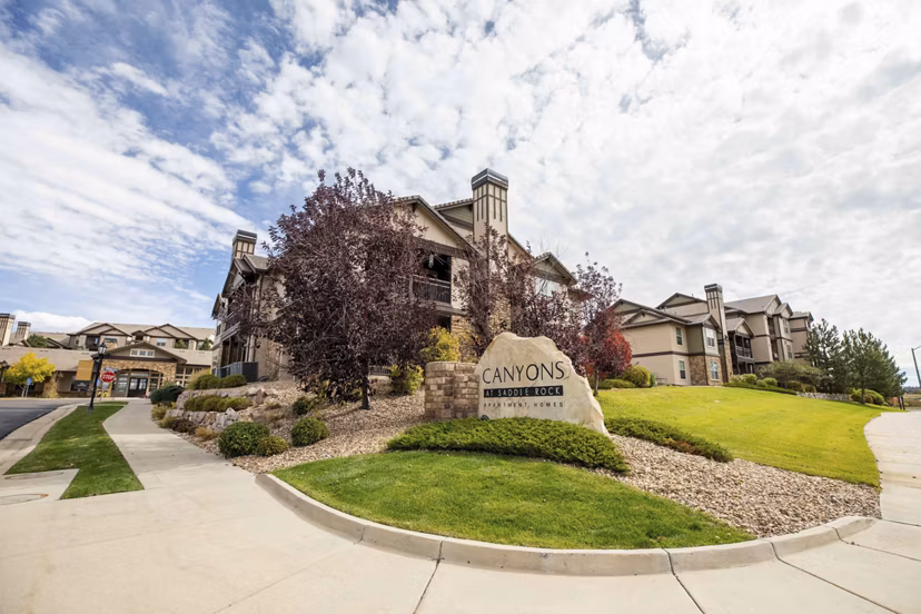 Canyons at Saddle Rock: Elegant building of luxury apartments in Aurora
