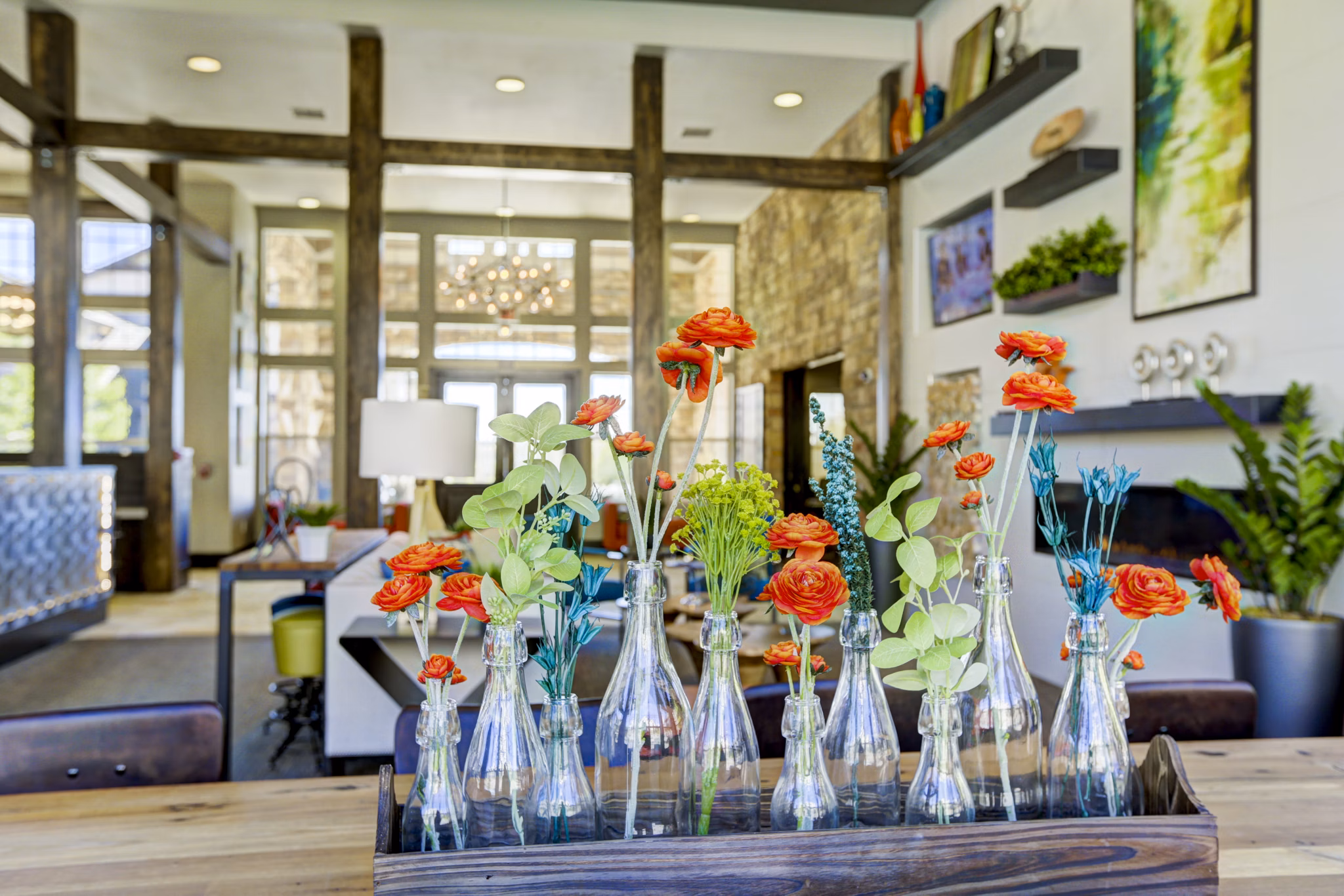 Canyons at Saddle Rock Apartments: Modern clubhouse with inviting seating areas and natural light in Aurora