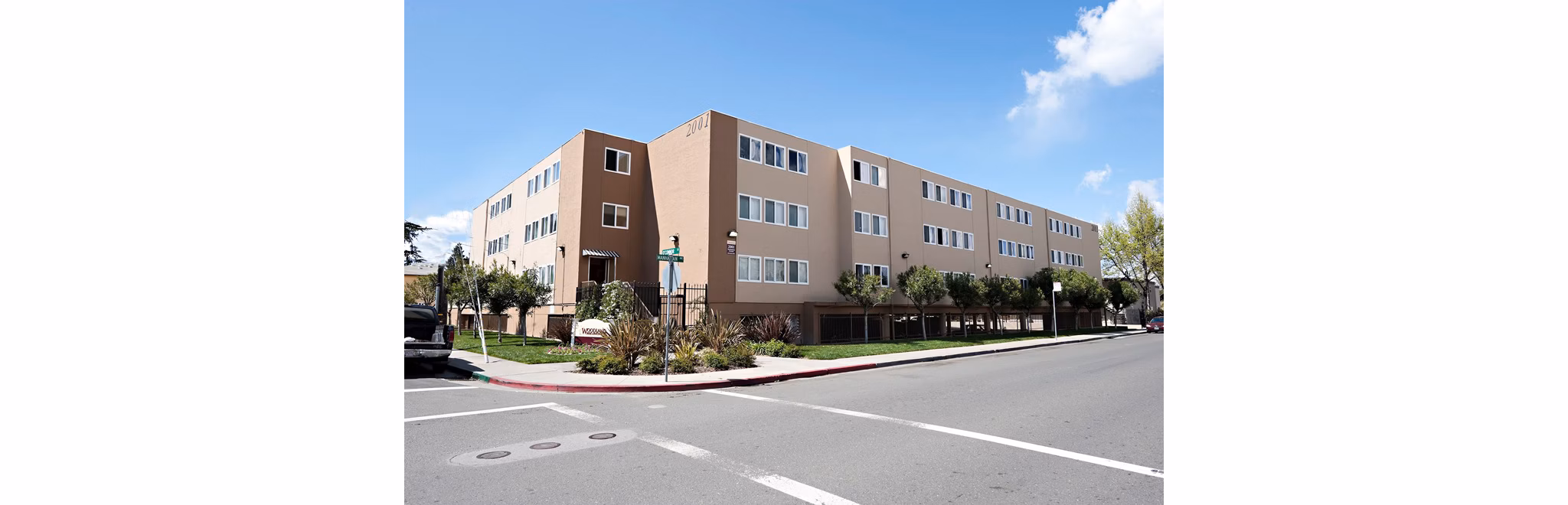 Woodland Park Apartments: Elegant of luxury apartment complex in central city location