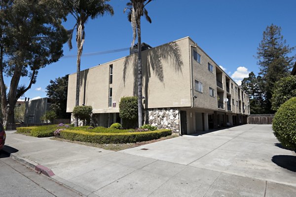 exterior at Woodland Park Apartments