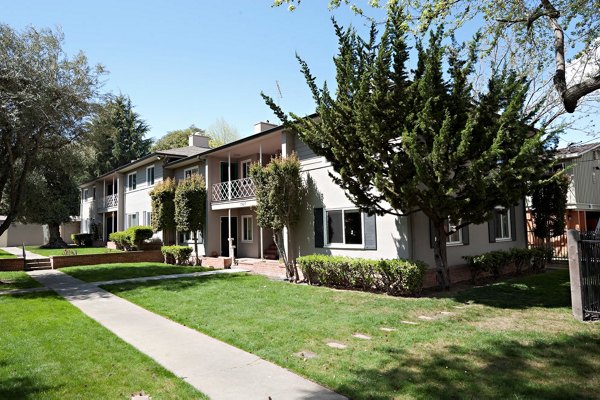 exterior at Woodland Park Apartments