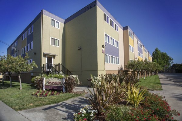 Woodland Park Apartments: Elegant of luxury apartment building set amidst lush greenery