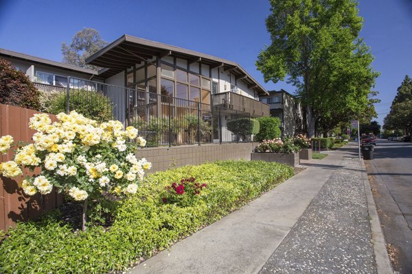 Woodland Park Apartments: Modern luxury apartment with lush landscaping in downtown area