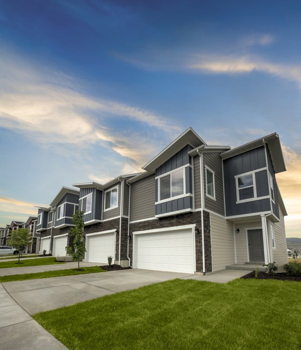 Rockwell Village: Elegant of luxury apartments in suburban neighborhood
