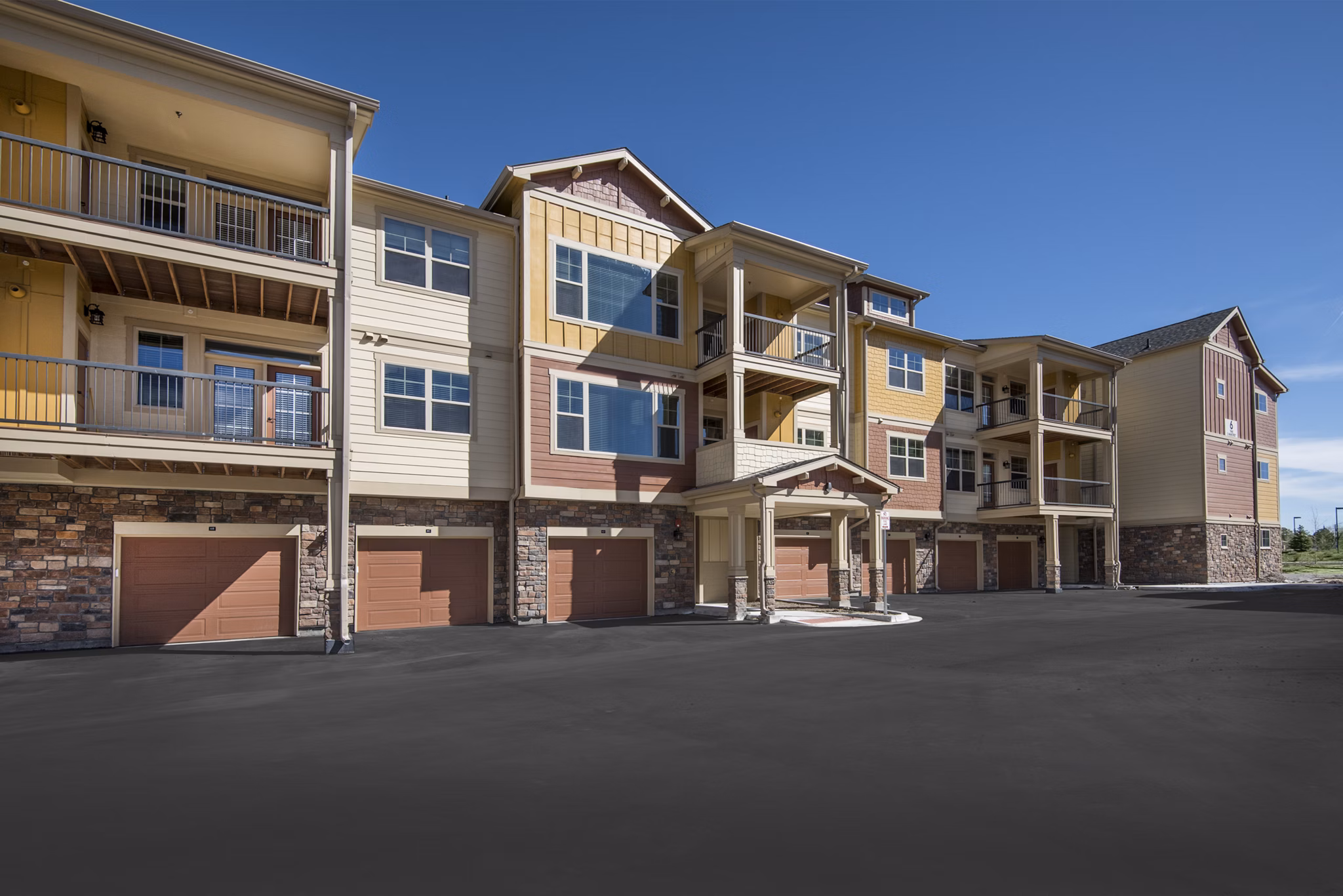 Waterford on Mainstreet: Elegant view of luxury apartments in Parker, Colorado