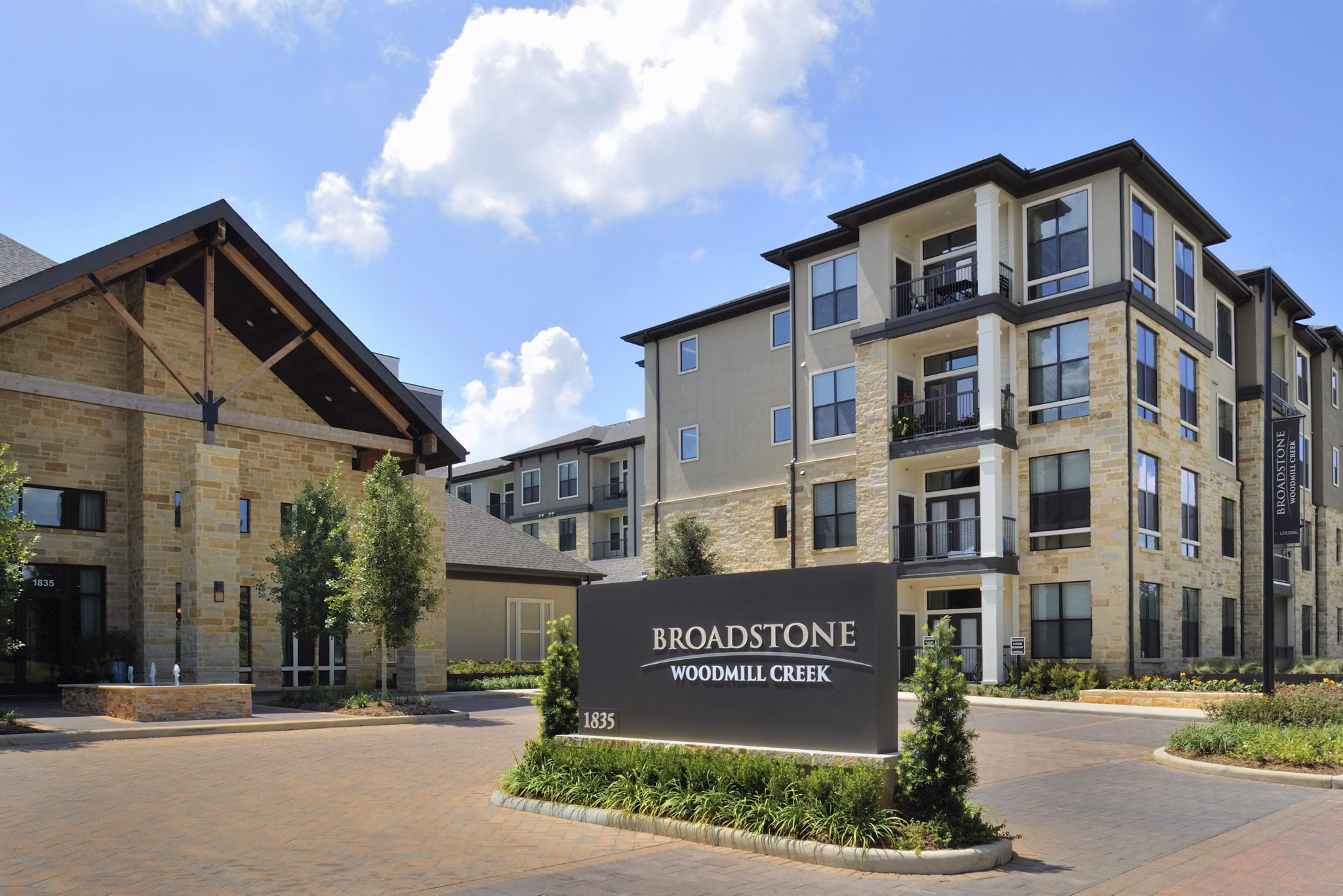 Broadstone Woodmill Creek: Elegant view of luxury apartments in the scenic setting of Texas