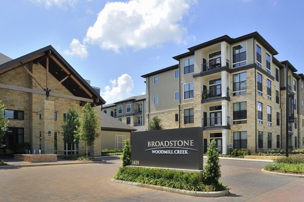 Broadstone Woodmill Creek: Elegant view of luxury apartments in the scenic setting of Texas
