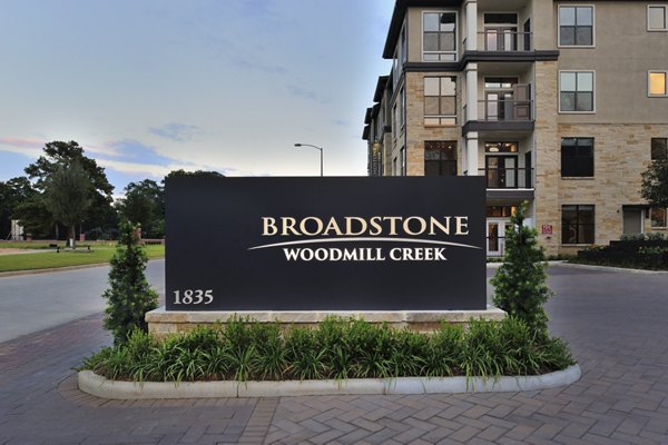 Broadstone Woodmill Creek Apartments: Stylish signage marking entrance to luxury apartments in The Woodlands