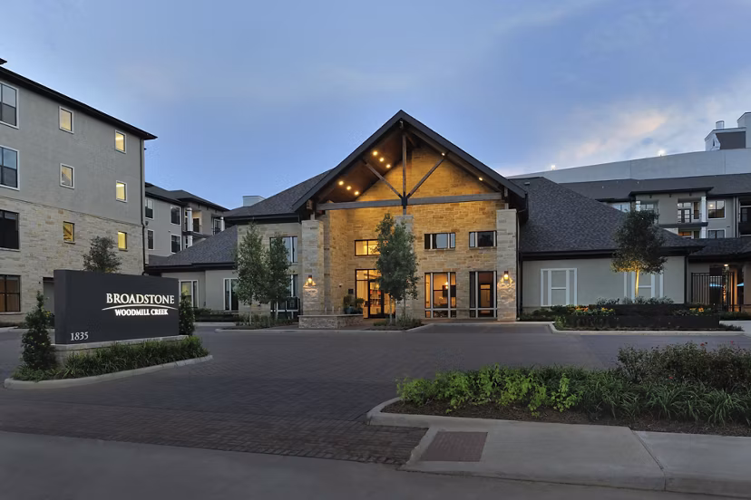 Broadstone Woodmill Creek: Elegant view of luxury apartments in The Woodlands