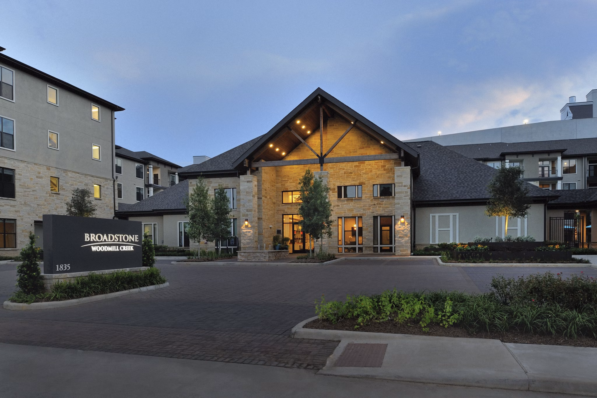 Broadstone Woodmill Creek: Elegant view of luxury apartments in The Woodlands