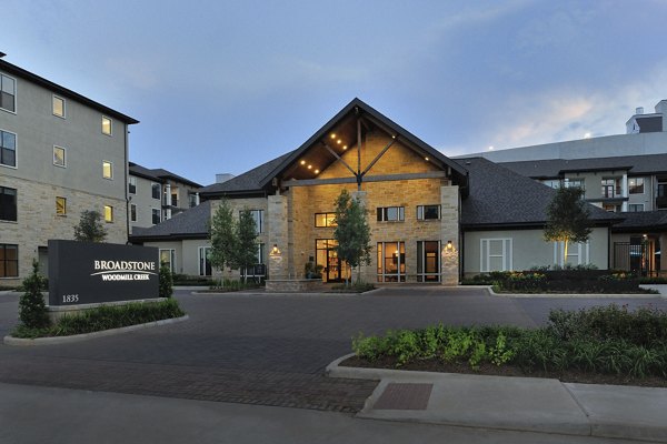 Broadstone Woodmill Creek: Elegant view of luxury apartments in The Woodlands
