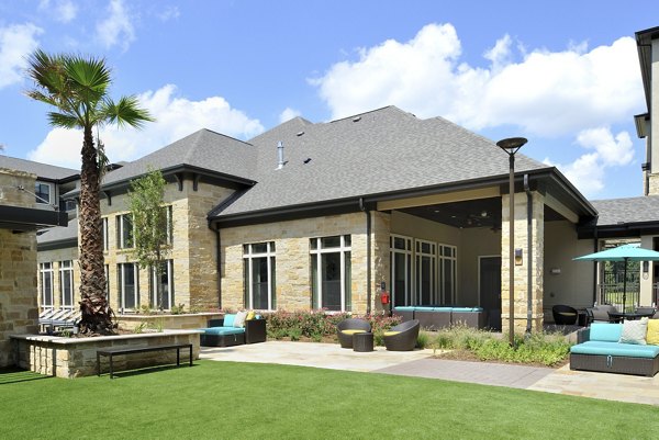 courtyard at Broadstone Woodmill Creek Apartments