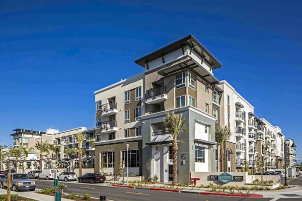 Jefferson Platinum Triangle: Contemporary luxury apartment in Anaheim