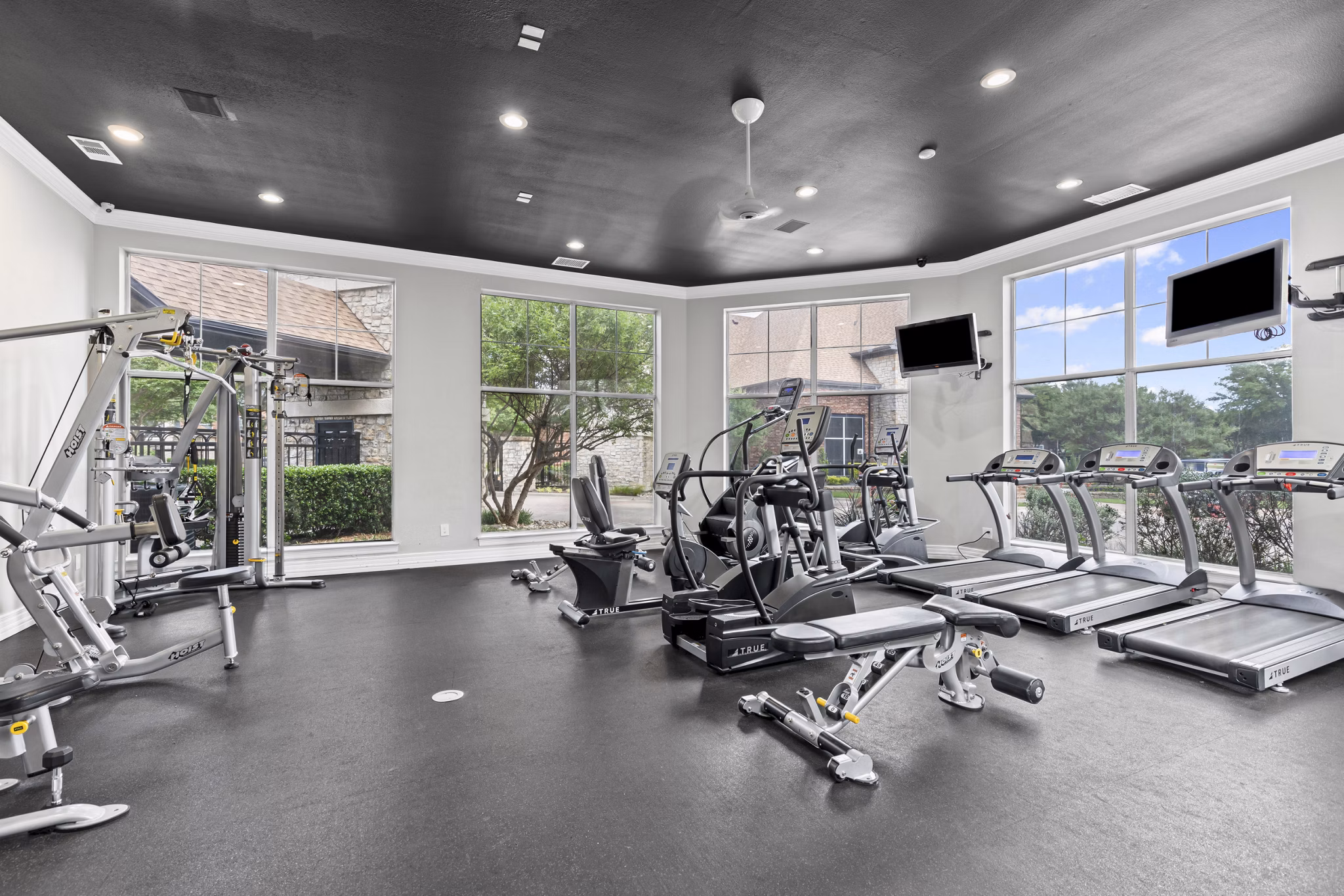 fitness center at Settler's Gate Apartments