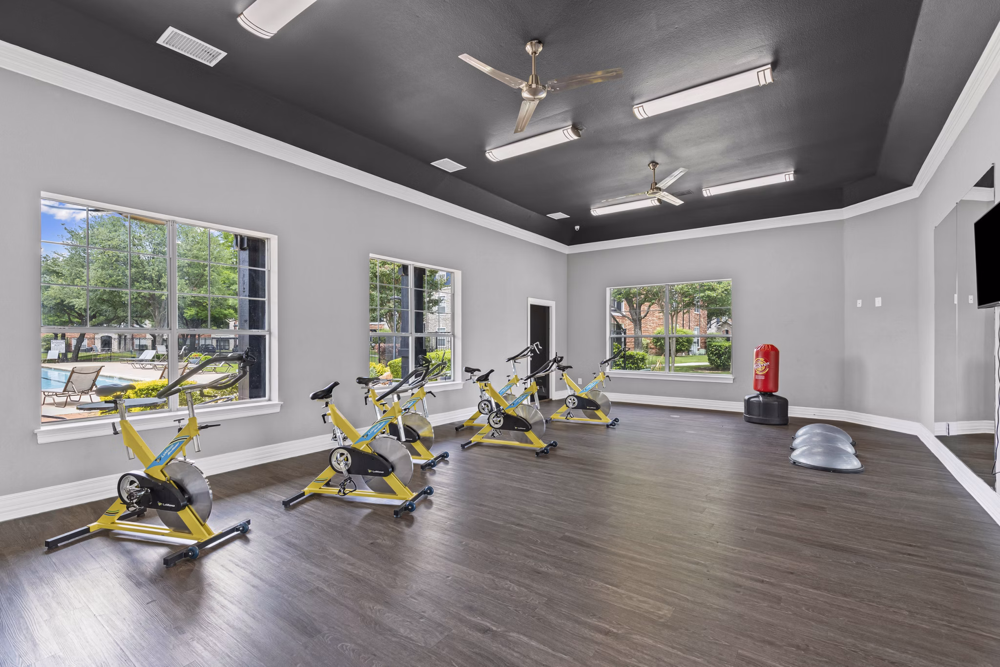 fitness center at Settler's Gate Apartments