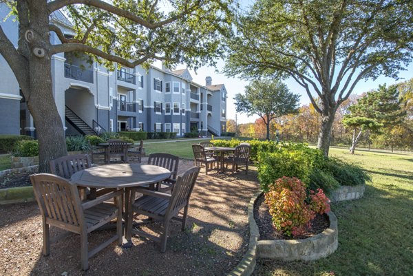 exterior at Benton Pointe Apartments 