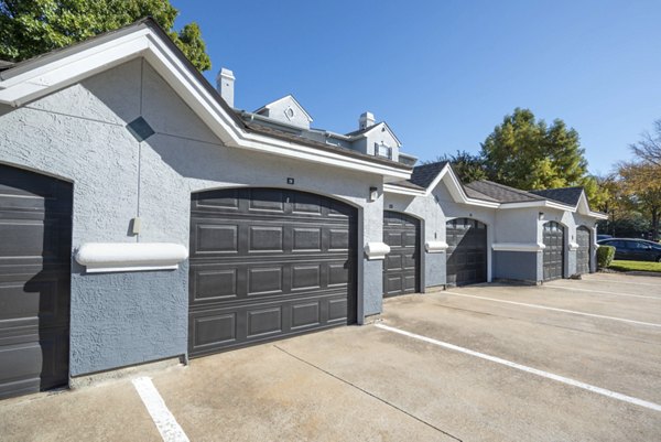 exterior at Benton Pointe Apartments 