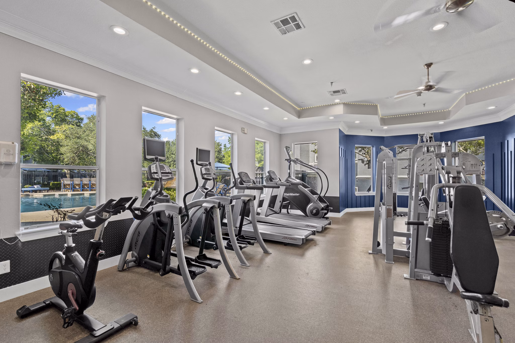 fitness center at Benton Pointe Apartments
