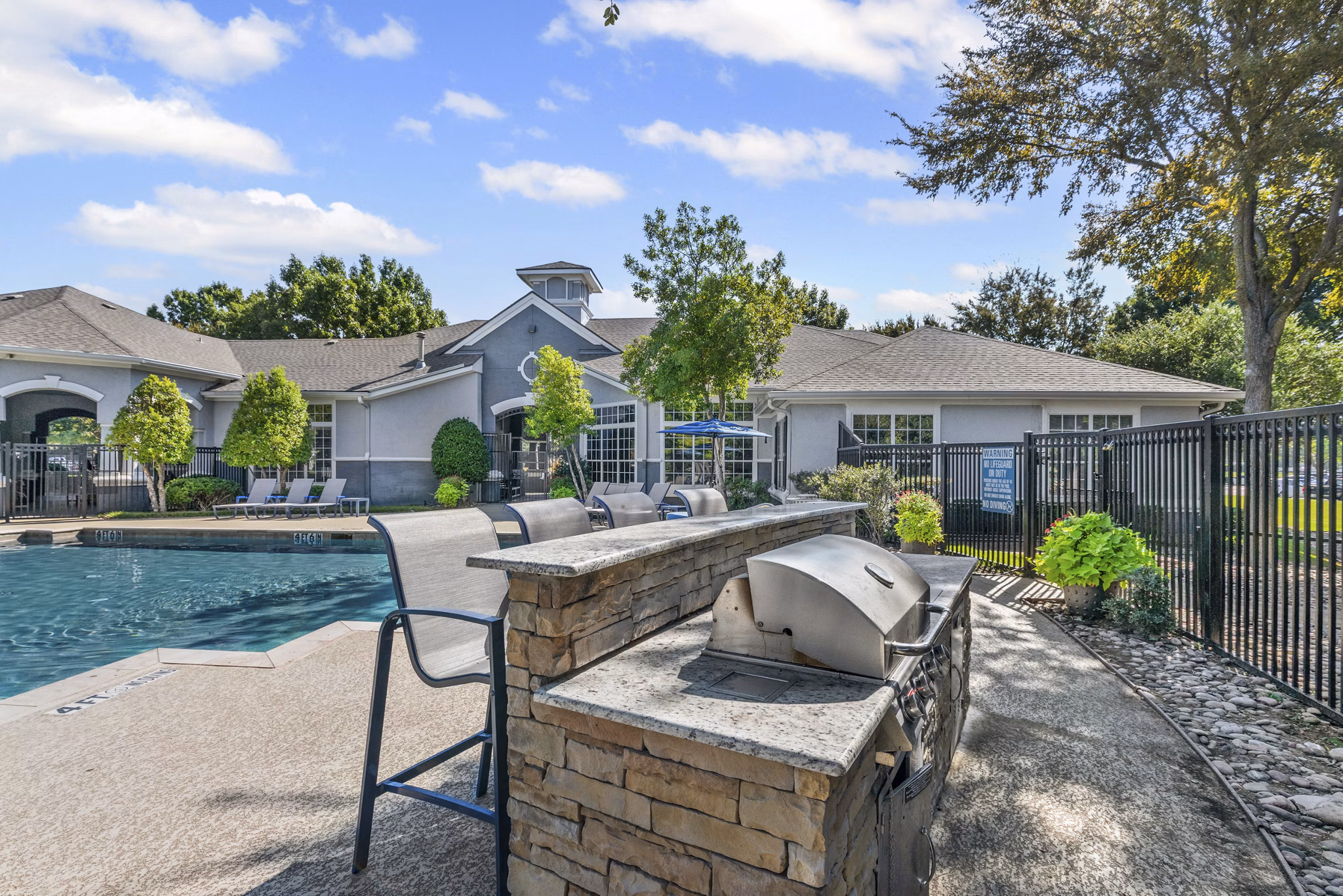 grill area at Benton Pointe Apartments