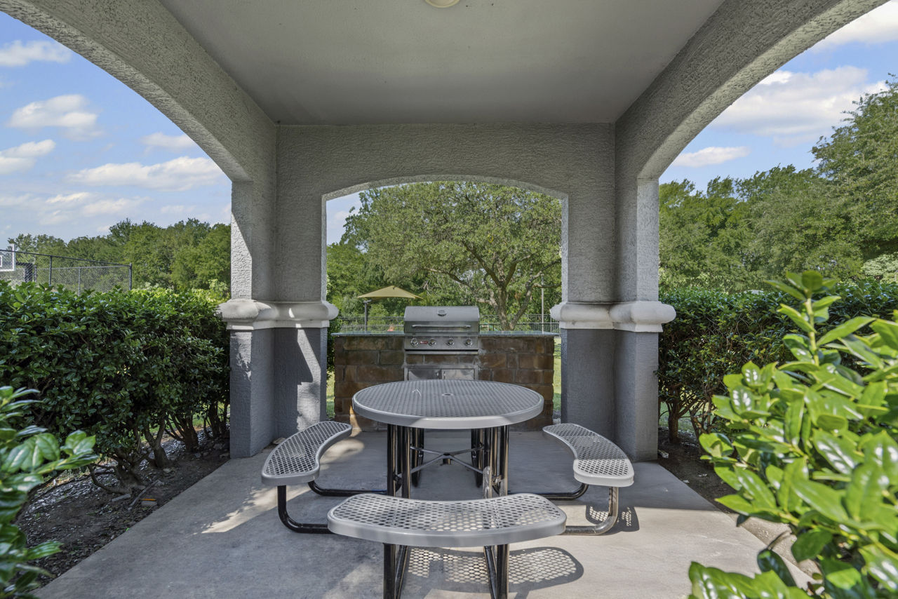 Grill area at Benton Pointe