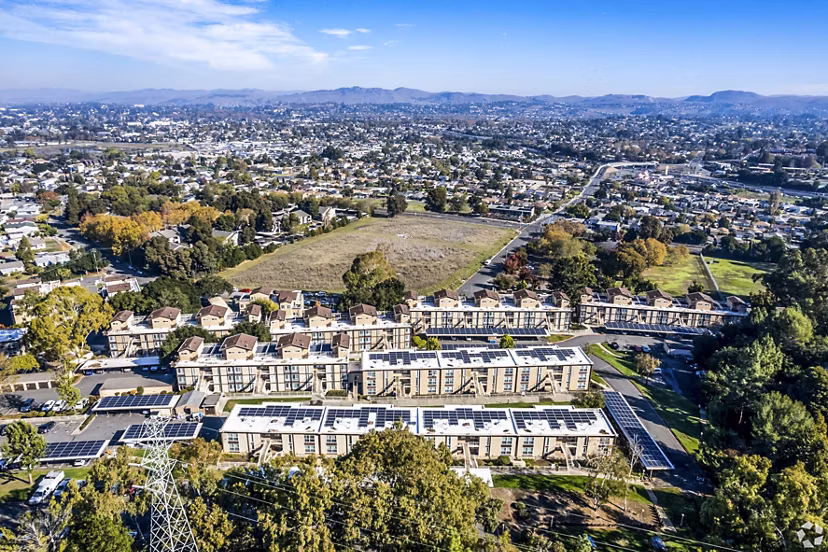 Harbor Park Apartments: Scenic waterfront luxury apartments in vibrant urban setting