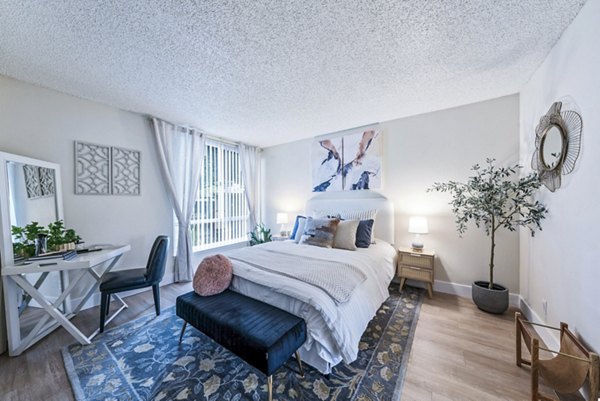 Harbor Park Apartments: Cozy bedroom with modern furnishings and natural light