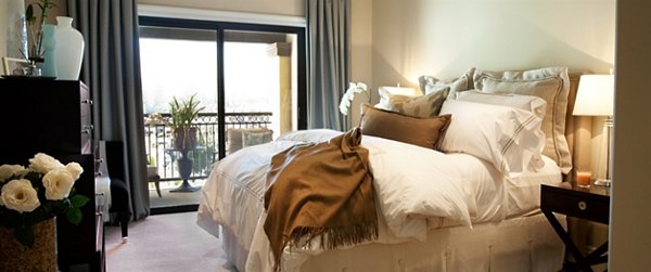Cozy bedroom with contemporary decor in 885 Woodside Apartments