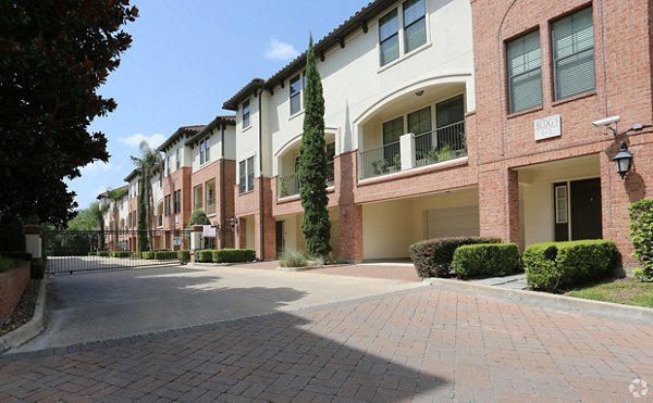 exterior at Braeswood Place Apartments
