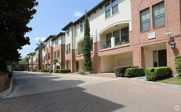Braeswood Place Apartments: Contemporary design in a Houston luxury apartment community