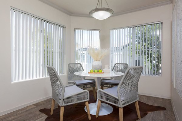 dining area at CityScape at Lakeshore Apartments