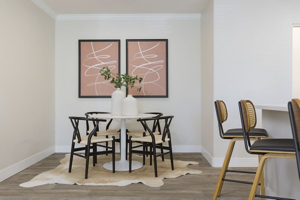 dining room at CityScape at Lakeshore Apartments