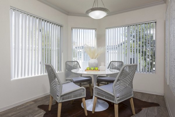 dining room at CityScape at Lakeshore Apartments