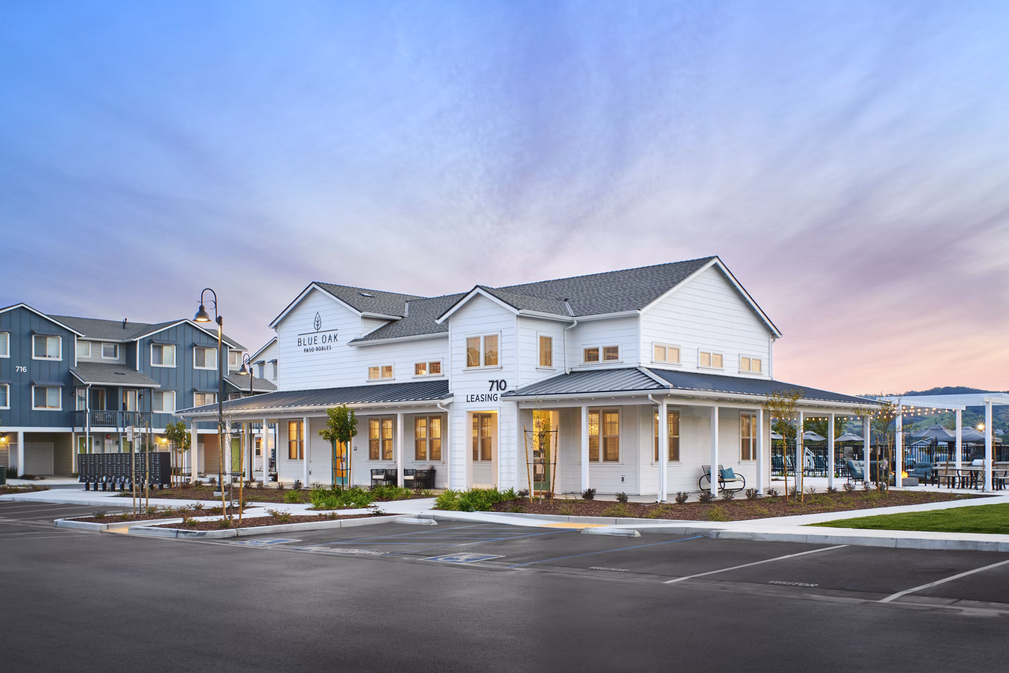 Blue Oak Apartments: Contemporary of luxury apartments in a vibrant neighborhood