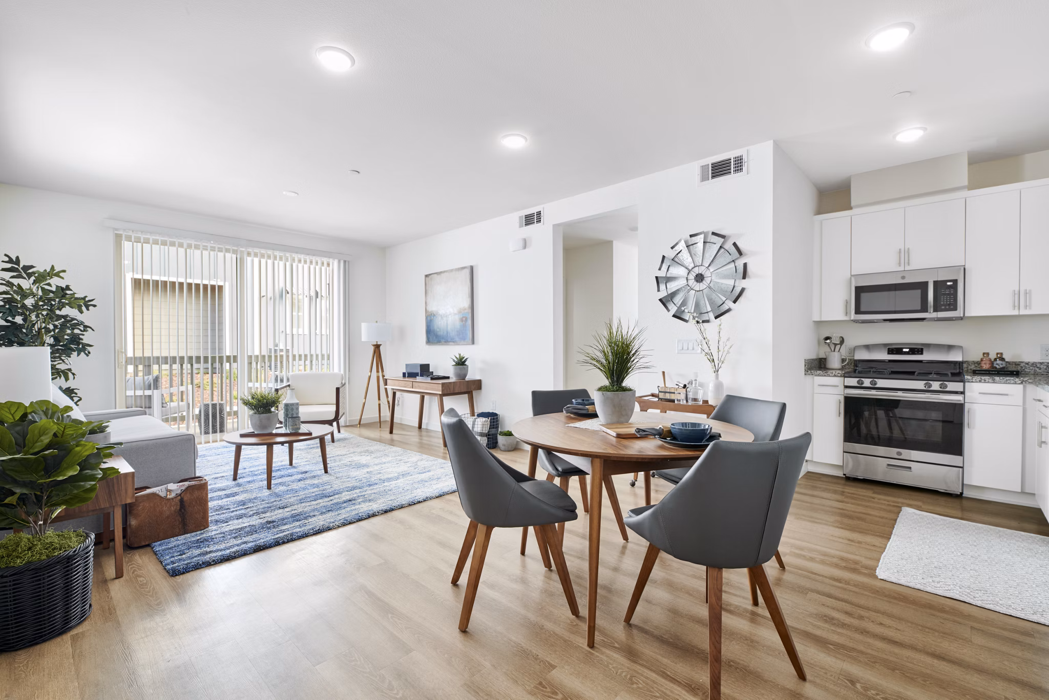 Dining area with modern furnishings and natural light at Blue Oak Apartments