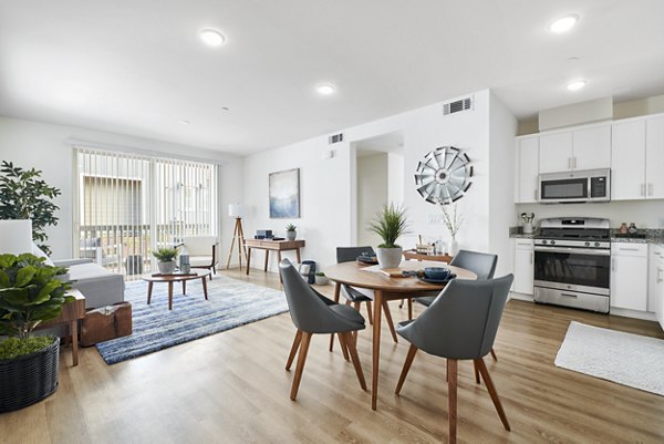 dining area at Blue Oak Apartments 