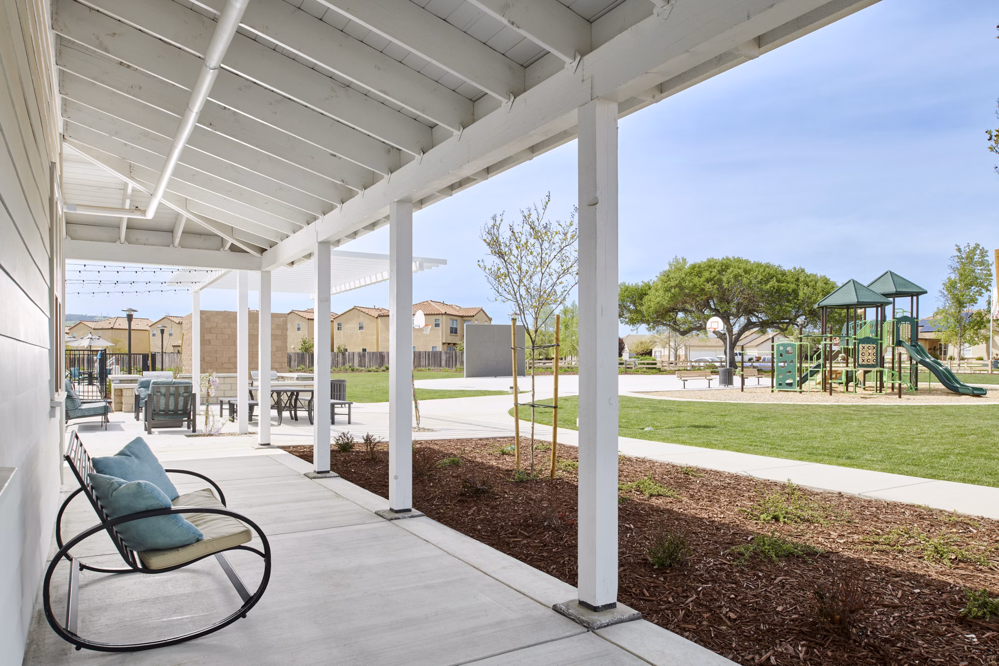 Tranquil courtyard with outdoor seating at Blue Oak Apartments