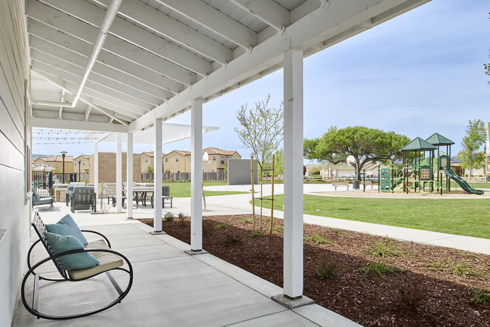 Tranquil courtyard with outdoor seating at Blue Oak Apartments