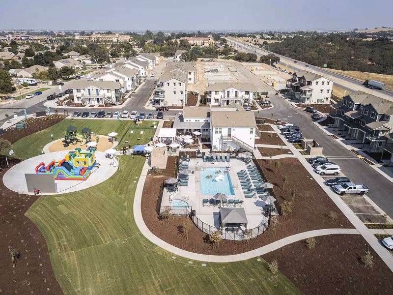Scenic view of luxurious courtyard and pool area at Blue Oak Apartments, a premier Greystar property