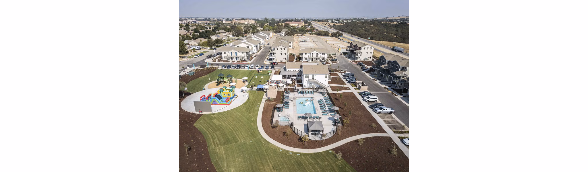 Scenic view of luxurious courtyard and pool area at Blue Oak Apartments, a premier Greystar property
