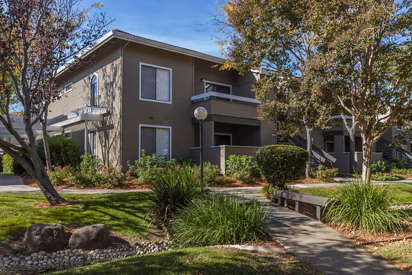 Monte Vista Apartments: Elegant building of luxury apartments in prime urban setting